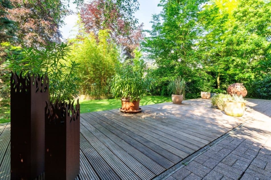 Terrasse mit Blick in den Garten