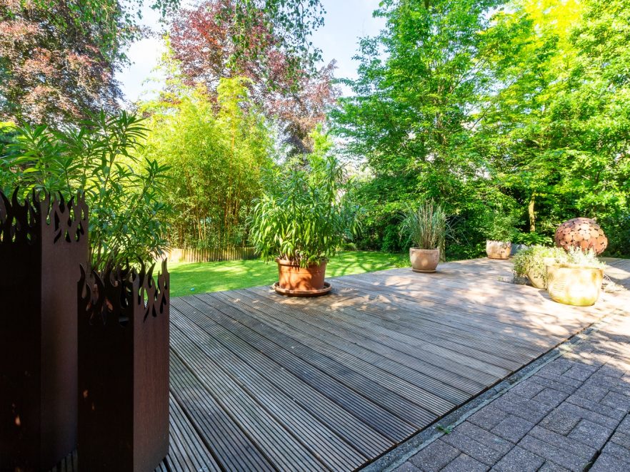 Terrasse mit Blick in den Garten