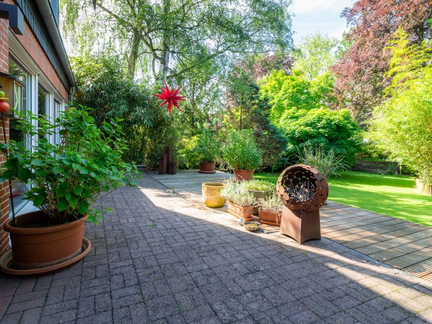 Terrasse mit Blick in den Garten