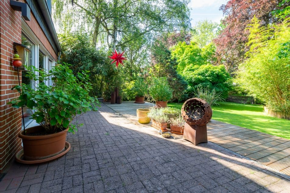 Terrasse mit Blick in den Garten