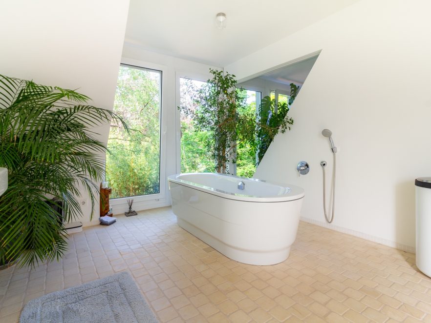 OG / Badewanne mit Gartenblick