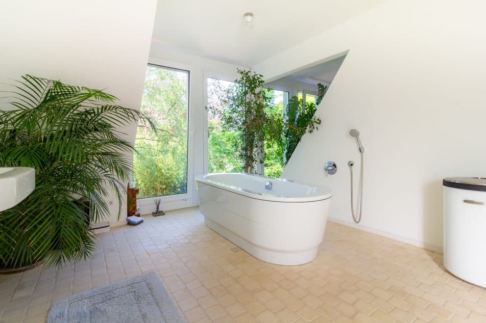 OG / Badewanne mit Gartenblick